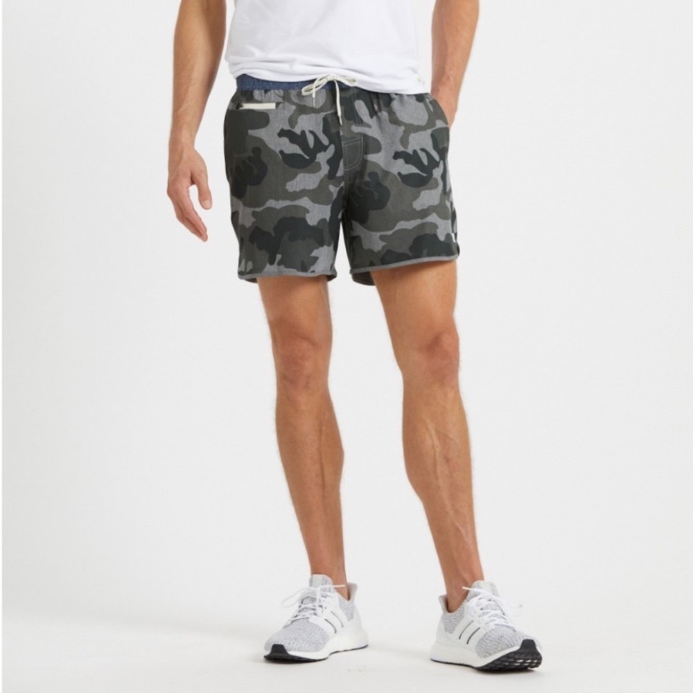 Vuori Banks Shorts Mens XL Charcoal Camo Performance Athletic Swim V330